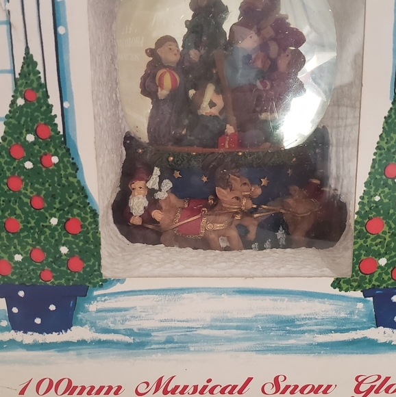Santa musical snow globe - Picture 2 of 4